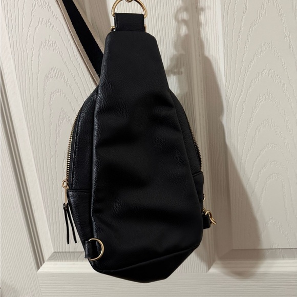 Universal Thread Black Sling Pack Crossbody Bag with adjustable strap 57”max - Picture 3 of 5